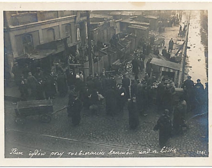 Łódź Tłum żydów przy rozbieraniu straganów 1916r