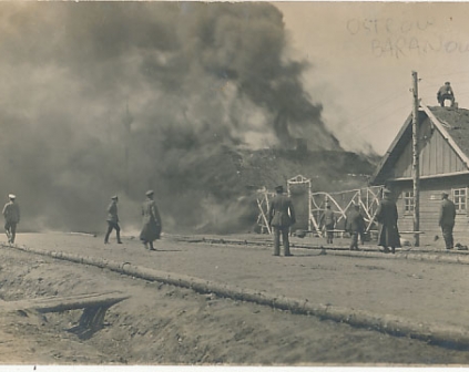   Ostrów Baranowicki Płonące domy  1917r fotograficzna